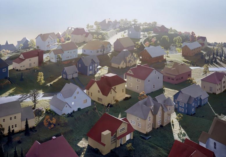 James Casebere, Landscape with Houses (Dutchess County, NY) #1, 2009rnPhotographie couleur montée sur Dibond, encadrée  65,4 x 92,1 cm ou 188.3 x 265.7 x 7.6 cm. Edition de 5+2EA. u0152uvres présentées sur le stand, selon format, de 22 000 à  65 000$rnCourtesy James Casebere & Galerie Daniel Templon, Parisrn