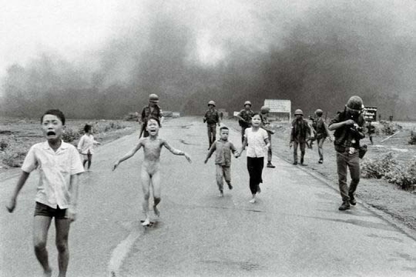 8 juin 1972, Trang Bang, Sud-Vietnam. Kim Phuc a 9 ans quand un avion sud-vietnamien largue sur son village des bombes au napalm. Une photographie couronnée par le prix Pulitzer 