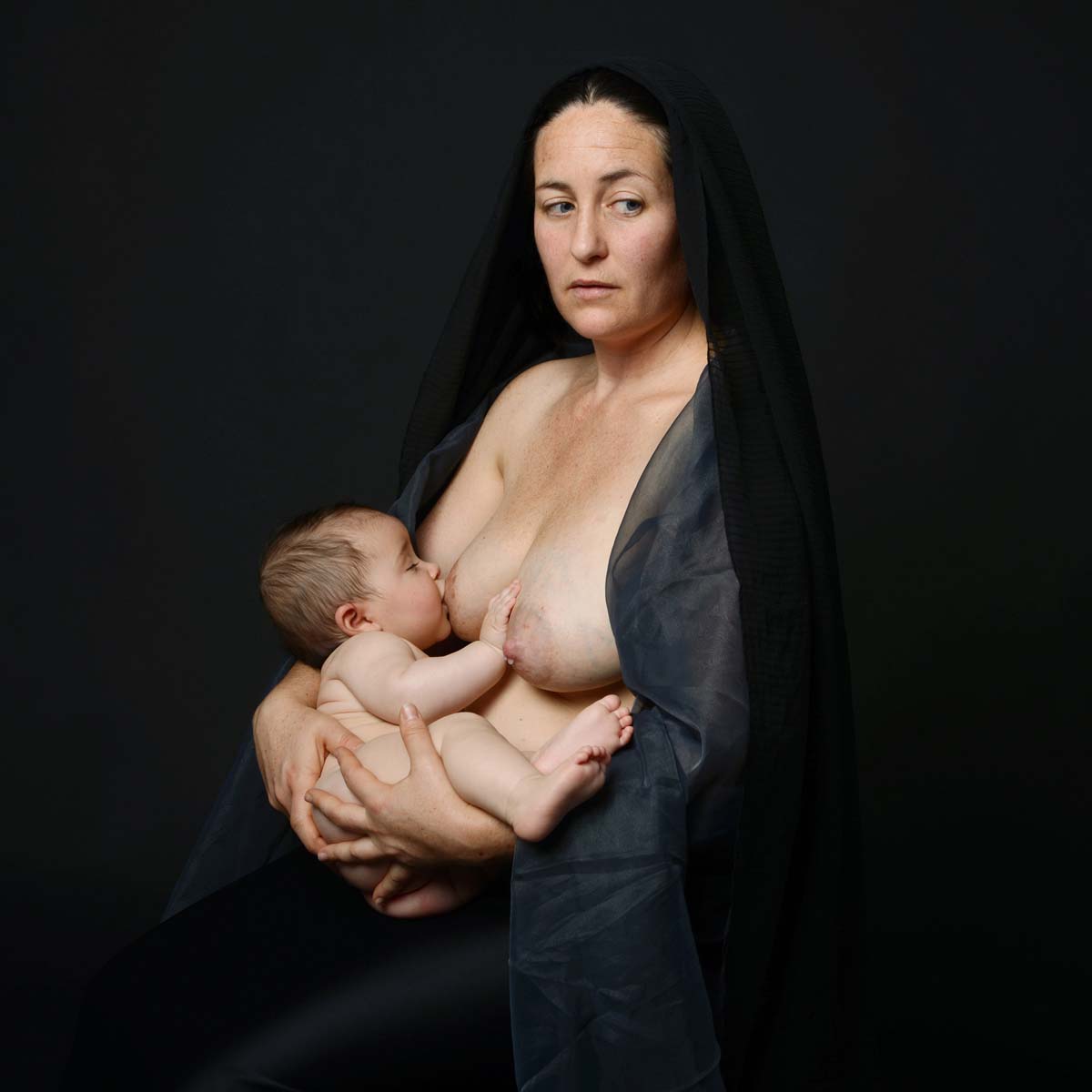 женщин в возрасте кормят грудь фото 14