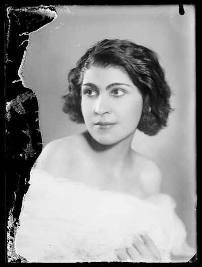 Studio portrait. Tripoli, Lebanon. Antranik Anouchian. Collection: AIF/ Mohsen Yammine © Arab Image Foundationrn
