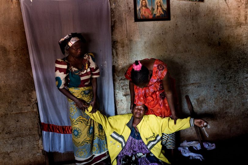 20 décembre 2013. Une femme pleure la mort de son frère, dans le quartier chrétien de Gobongo à Bangui. Pendant la nuit, des cas avaient été signalés de militaires tchadiens de la FOMAC tirant sur des civils. Les forces tchadiennes de la FOMAC sont accusées d’avoir été impliquées dans le conflit entre milices anti-balaka et forces de la Séléka. December 20, 2013. A woman mourning her dead brother, in the Christian neighborhood of Gobongo in Bangui. There were reports of nighttime shootings of civilians by Chadian soldiers with the Multinational Force for Central Africa (FOMAC). Chadian FOMAC troops have been accused of involvement in the conflict between the anti-balaka militia and the Seleka forces. © Camille Lepage (Hans Lucas / Polaris)