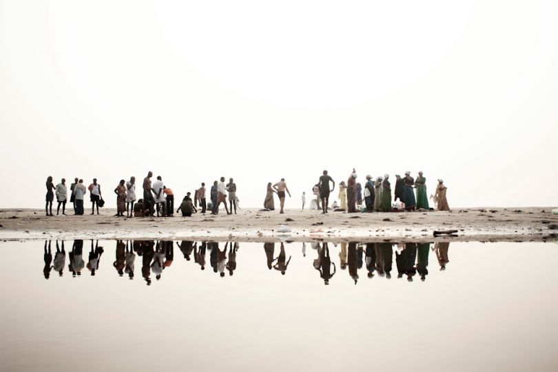 Hindu devotees' Along the banks of the river Ganges, get ready to soak in the water of the sacred river, India 2008. © Giulio Di Sturco