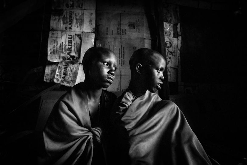 Fourteen-year-old Masai gils, Isina and Naserian, the day before their circumcision. © Meeri Koutaniemi / Helsingin Sanomat
