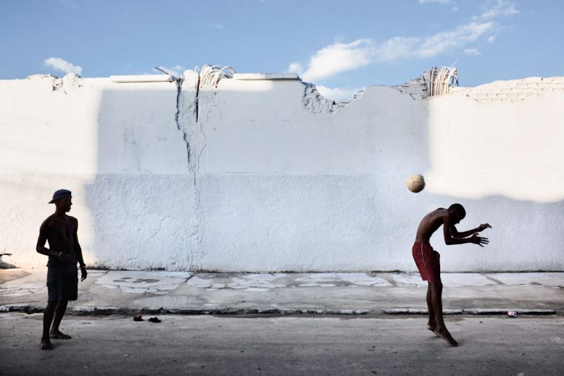 Jesus, Make-up & Football © Frederik Buyck