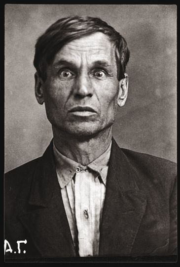 Alekseï Grigorievitch Jeltikov, Russe, né en 1890 dans le village de Demkino, dans la région de Riazan. Études élémentaires. Quitte le VKP(b) en 1921 en signe de désaccord avec la Nouvelle politique économique (NEP) du parti. Serrurier dans les ateliers du métro moscovite. Domicilié à Moscou, rue Sadovaïa-Tchernogriazskaïa 3, app. 41. Arrêté le 8 juillet 1937. Condamné à mort le 31 octobre 1937. Exécuté le jour suivant. Réhabilité en 1957. © Archives centrales FSB et Archives nationales de la Fédération de Russie GARF, Moscou, copies publiées à partir des archives de l'Association internationale Memorial, Moscou.