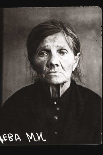 Marfa Ilinitchna Riazantseva, Russe, née en 1866 dans le village de Kosafort, près de Makhatchkala, Daghestan, sachant à peine lire et écrire, sans-parti, retraitée. Domiciliée à Moscou, rue 1re Mechtchanskaïa 62, app. 26. Arrêtée le 27 aou00fbt 1937. Condamnée à mort le 8 octobre 1937. Exécutée le 11 octobre 1937. Réhabilitée en 1989 © Archives centrales FSB et Archives nationales de la Fédération de Russie GARF, Moscou, copies publiées à partir des archives de l'Association internationale Memorial, Moscou.