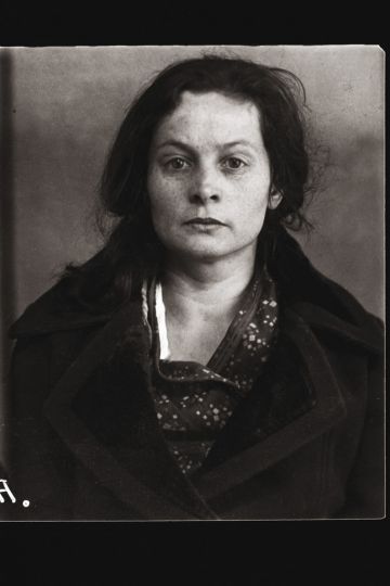 Elizaveta Alekseïevna Voïnova, Russe, née en 1905 dans le village de Zakharovo, district Klinski, région de Moscou. Études secondaires, sans-parti, femme au foyer. Domiciliée à Moscou, rue Manejnaïa 5, app. 9. Arrêtée le 23 septembre 1937. Condamnée à mort le 29 octobre 1937. Exécutée le 13 novembre 1937. Réhabilitée en 1989 © Archives centrales FSB et Archives nationales de la Fédération de Russie GARF, Moscou, copies publiées à partir des archives de l'Association internationale Memorial, Moscou.