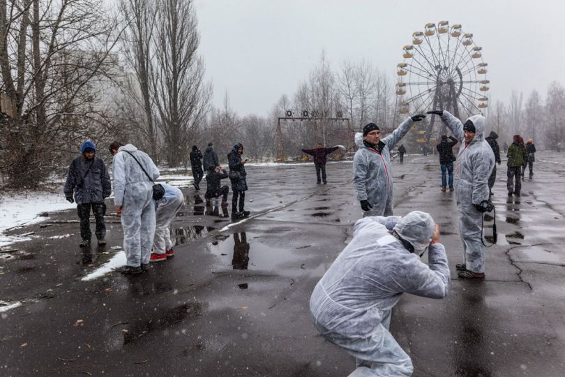 [Pripyat, Ukraine, 2011] 25 years after the catastrophe, the amusement park in Pripyat has become an attraction for tourists who have started flocking to the zone in droves. / [Pripiat, Ukraine, 2011] 25 ans plus tard, le parc d'amusement est devenu une attraction pour les touristes qui visitent la zone en foules. © Gerd Ludwig / National Geographic Creative / National Geographic Magazinen