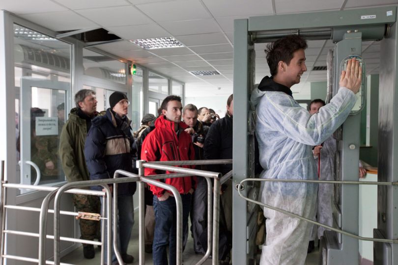 [CNPP, Chernobyl Exclusion Zone, Ukraine, 2011] During a tour of the Exclusion Zone, tourists check themselves for contamination at the entrance gates to the cafeteria for the workers of the Chernobyl Nuclear Power Plant in Pripyat. © Gerd Ludwig / National Geographic Creative / National Geographic Magazinen