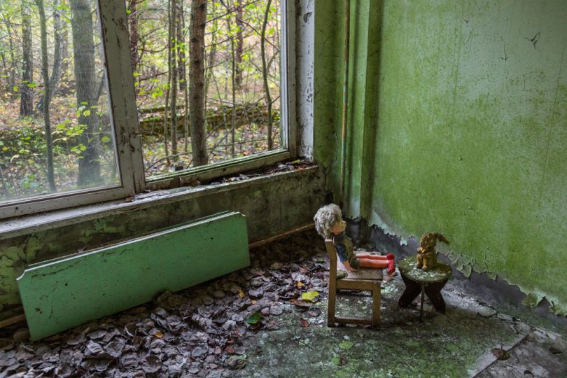 [Pripyat, Ukraine, 2013] In the 1970s, the town of Pripyat, less than 3 km away from the reactor, was constructed for the plant's personnel. The desolate place is now open to tourists, some of whom pose abandoned dolls in unsettling scenes.© Gerd Ludwig / National Geographic Creative / National Geographic Magazinen
