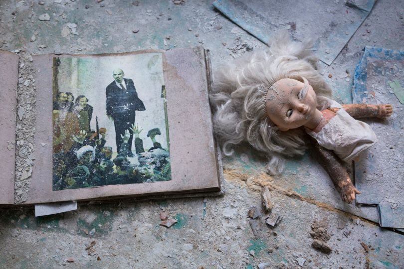 [Pripyat, Ukraine, 2013] Visitors stealthily and subtly alter the landscape. A battered doll keeps company with Vladimir Lenin in the Zolotoy Kluchik (Golden Key) Kindergarten. © Gerd Ludwig / National Geographic Creative / National Geographic Magazinen