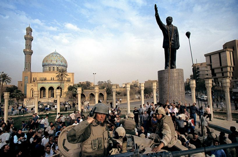 Bagdad, Irak - avril 2004. Des soldats américains aident les irakiens à mettre à bas la statue de Saddam Hussein au square Firdos. Photo extraite du travail d'Alexandra Boulat en Irak avant, pendant et après l'invasion des troupes de la coalition, pour le National Geographic Magazine. Cette photo a été l'affiche de Visa pour l'Image en 2004 - Elle a été exposée à à Visa pour l'Image en 2008, dans l'hommage qui lui a été rendu u201cCome on, come on !u201d © Alexandra Boulat / Association Pierre & Alexandra Boulatn