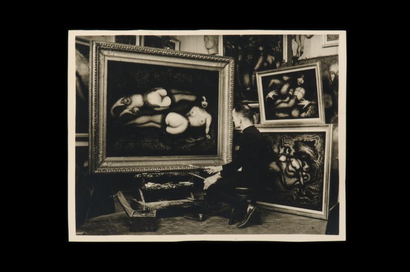 Pierre Molinier,u00a0autoportrait à l'atelier du grenier saint pierre peignant,u00a0tirage argentique d'époque, collection Emmanuelle Arsann(estimation 2 000 - 3u00a0000 u20ac / 2u00a0200- 3u00a0300 $)