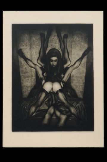 Pierre Molinier,u00a0Hanel,u00a0tirage argentique d'époque, collection Emmanuelle Arsann(estimation 3u00a0000 - 4 000 u20ac / 3 300 - 4u00a0500 $)