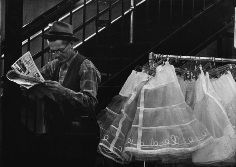 New York, 1955 Tirage gélatino-argentique d’époque, réalisé et signé au dos par l’artiste Dimensions du tirage : 22,5 x 29 cm