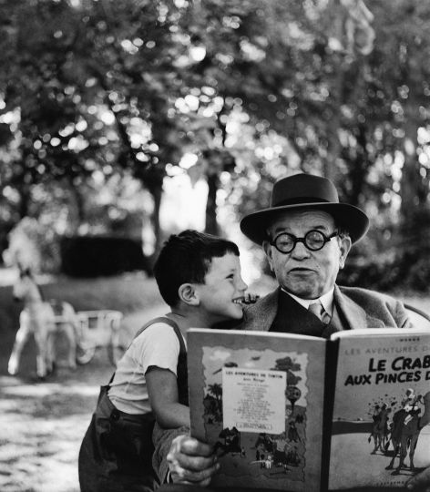 Deux grands amateurs de Tintin : le père et le fils de Janine Niepce. © Janine Niepce / Roger-Viollet