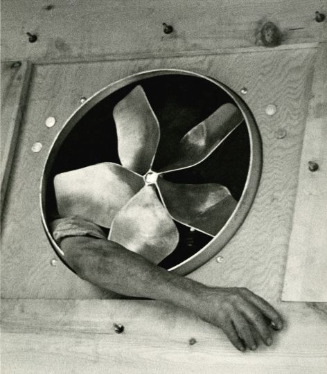 Bras et ventilateur, New York, 1937. © André Kertész