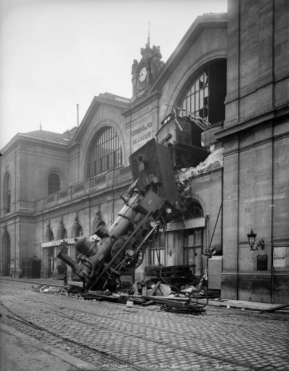 L'accident de la gare Montparnasse. Paris, 22 octobre 1895. © Neurdein / Roger-Viollet