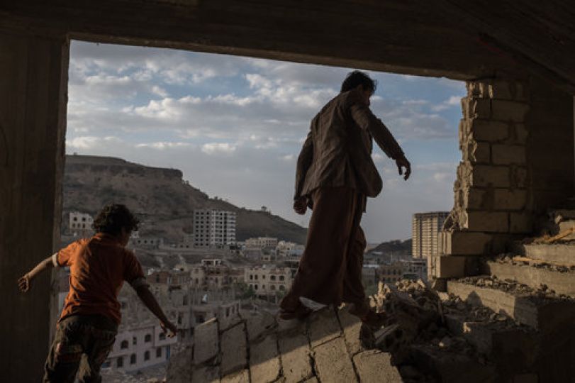 Alex Kay Potter, Yemeni brothers climb the broken stairs of an apartment building damaged by airstrikes in the Faj Attan © Alex Kay Potter