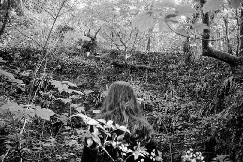 Clara Chichin, Femme de dos dans les bois, série Sous les yeux que quelques minutes épuisent © Clara Chichin & Leica