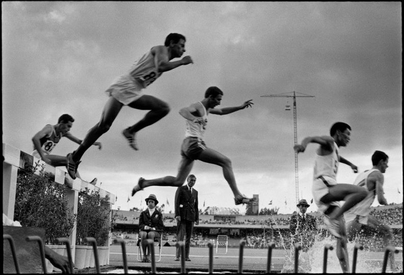 Raymond Depardon, MEXICO. Mexico City. Olympic stadium. 3.000 meter steeplechase. 1968. © Raymond Depardon, Magnum Photos &  Reporters Sans Frontières,