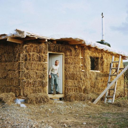Antoine Bruy, Une maison de paille en Roumanie, 2013 © Antoine Bruy