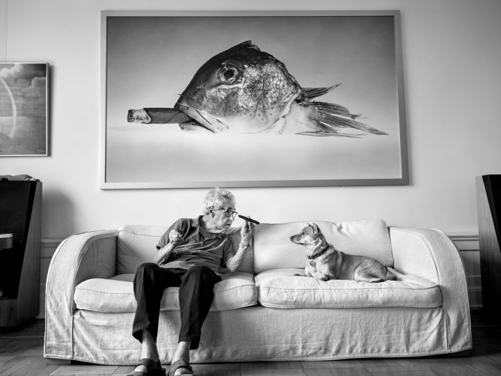 Smoking Fish and Canelo in the living room. New York City, 2017© Elliott Erwitt / Magnum Photos