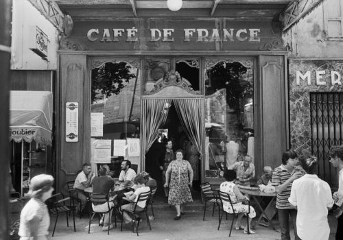 Le Café de France, L'isle-sur-la-Sorgue, 1979 The Café de France, L'Isle-sur-la-Sorgue, 1979 © Ministère de la Culture - Médiathèque de l'architecture et du patrimoine, dist. RMN-GP, donation Willy Ronis