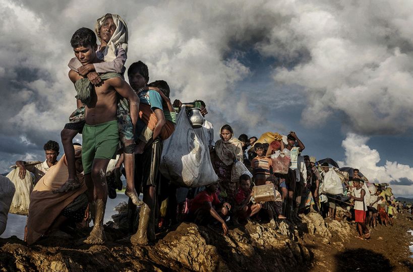 Palong Khali, Bangladesh, October 9, 2017. After fleeing their villages and walking for days, thousands of exhausted Rohingya refugees have crossed the border and are walking along rice paddies. Palong Khali, Bangladesh, 9 octobre 2017. Des milliers de réfugiés rohingyas ont fui leurs villages, marché pendant des jours et enfin franchi la frontière. Épuisés, ils continuent en traversant des rizières. © Paula Bronstein / Getty Images