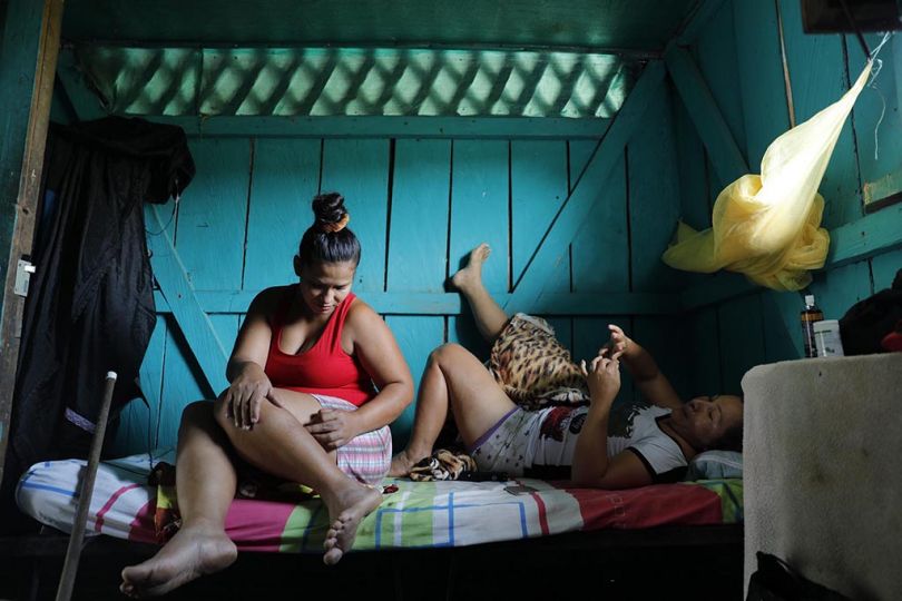 Dayana, now 33, was 15 when she joined the guerrilla forces, leaving behind her four-month-old baby. After 19 years without any news, she found her son and her family. Dayana chose to leave the camp to live with her partner, Jairo, in his late father’s home. She wants to farm the land and start a new life. Dayana (33 ans) est rentrée dans la guérilla à 15 ans, laissant derrière elle un bébé de 4 mois. Aujourd’hui elle l’a retrouvé, ainsi que sa famille, après 19 ans sans aucune nouvelle. Elle a décidé de quitter le campement pour s’installer avec son compagnon Jairo dans la maison de son père, décédé, pour tenter de refaire sa vie et cultiver la terre. © Catalina Martin-Chico / Cosmos Winner of the 2017 Canon Female Photojournalist Award
