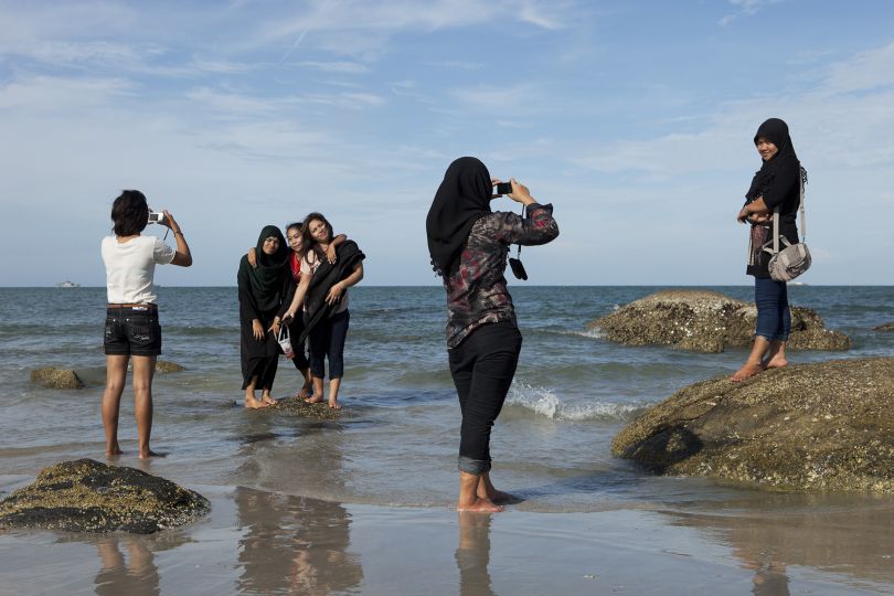 Thailand. Hua Hin. 2012. ‘Small World’ © Martin Parr / MAGNUM PHOTOS / www.dewilewis.com