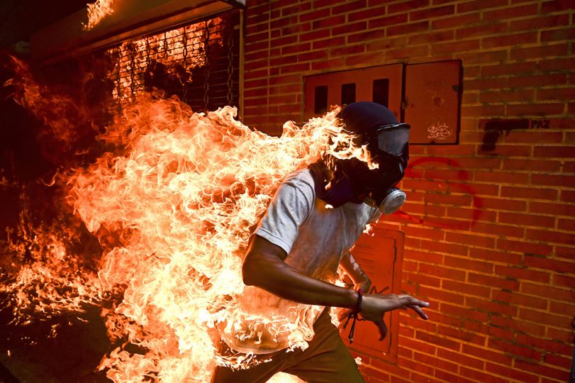 Venezuela Crisis Caracas, Venezuela, May 3, 2017. José Víctor Salazar Balza (28) caught fire during clashes between riot police and demonstrators protesting against President Nicolas Maduro. Crise au Venezuela Caracas, Venezuela, 3 mai 2017. José Víctor Salazar Balza (28 ans) en flammes lors d’affrontements entre la police anti-émeute et des manifestants opposés au président Nicolas Maduro. © Ronaldo Schemidt / Agence France-Presse