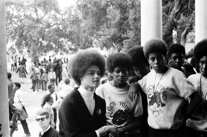 Rassemblement pour la libération d’Huey Newton - Kathleen Cleaver, Secrétaire chargée de la Communication et première femme du Comité Central du Black Panther Party - Oakland, Californie, 28 juillet 1968 © Stephen Shames / courtesy: Steven Kasher Gallery