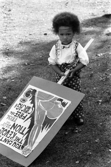 «Libérez le Chicago 8» - Bobby Seale et sept autres accusés sont inculpés en 1968 de conspiration et incitation à la révolte lors de manifestations, en marge de la Convention démocrate de Chicago - Oakland, Californie, 29 novembre 1969 © Stephen Shames / courtesy: Steven Kasher Gallery
