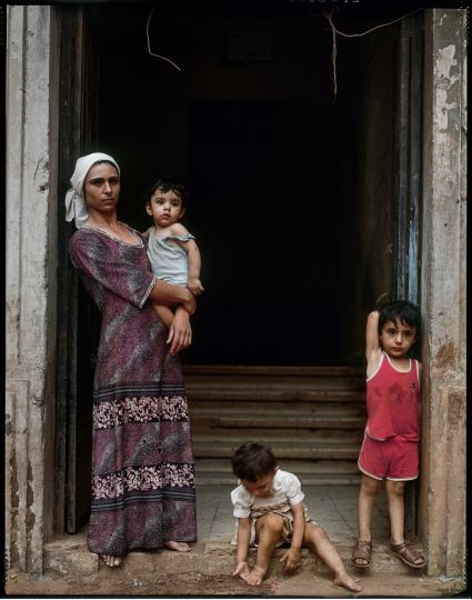 Le quartier des grands hôtels a été le théâtre de violents affrontements pendant la guerre de 1975-1976 entre Palestiniens et chrétiens. C’est aujourd’hui encore une ligne de démarcation entre mu- sulmans chiites, Druzes et chrétiens. Quelques familles sans ressources ont été relogées dans ce secteur. © Yan Morvan