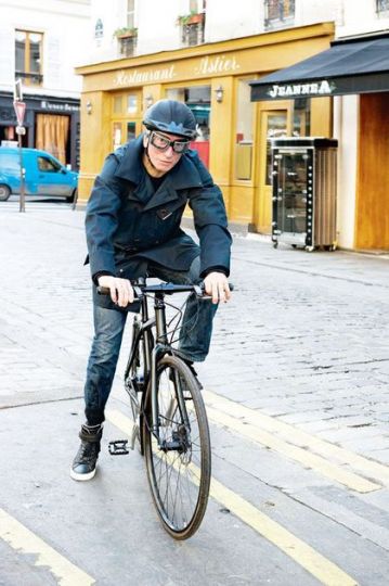 Portrait de Mario Pignata Monti à vélo