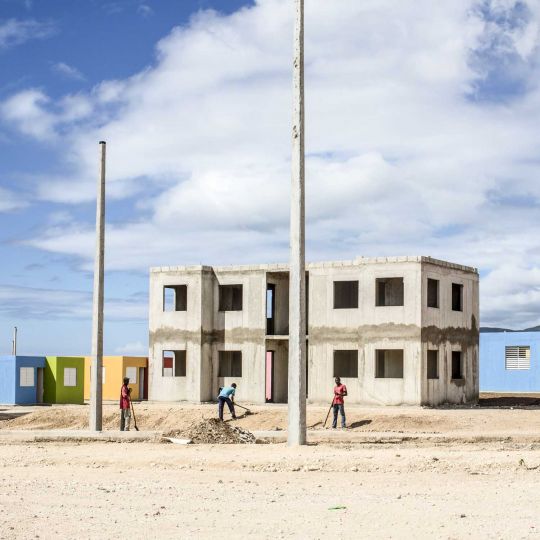 © Corentin Fohlen/ Divergence. Port-au-Prince, Haiti,  29 novembre 2012. Le village de Morne a cabris, en plein construction par une societe dominicaine, est appele aussi le village Martelly. 3000 logements sont prevus pour 2013.