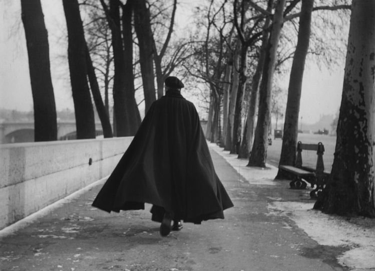 Man with black coat Paris 1954 © Sabine Weiss / In focus galerie