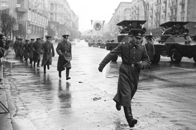 The October Parade, Moscow 1974 © Brian Griffin – Courtesy MMX Gallery