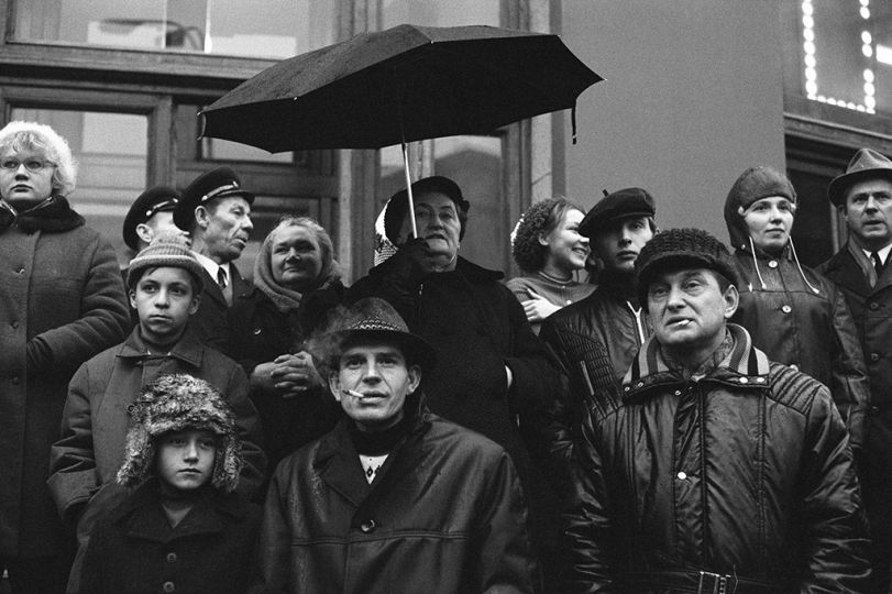 Watching The Parade 3, Moscow 1974 © Brian Griffin – Courtesy MMX Gallery