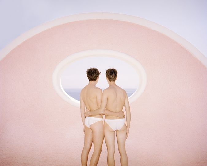 Couple looking at the sea © Alexandre Haefeli