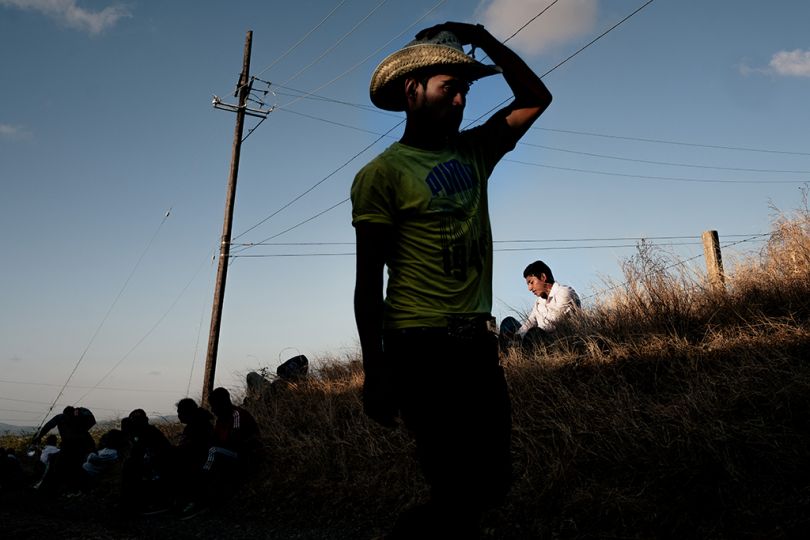 Des migrants se reposent dans un champs proche de la route. 30/03/18 San Pedro Tapanatepec, Oaxaca, Mexique. - Southern Border © Jeoffrey Guillemard