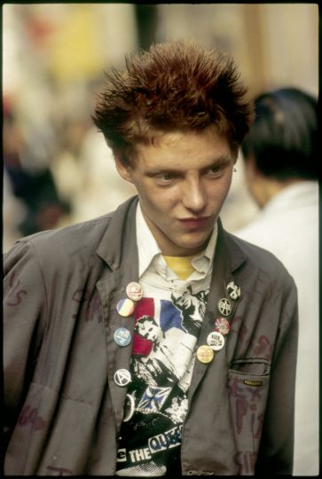 Série Anarchie au Royaume Uni - Punk à la mode 1979, tirage cibachrome 40x60cm ©Yan Morvan courtesy galerie Sit Down