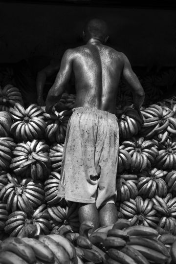 ©Pierrot Men, Homme de dos aux bananes, Mahanoro, 2013