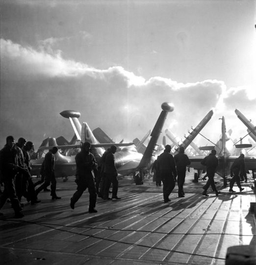 Paul Almasy, Porte-avions 'Midway' / Photo 1952, Armee / Pays: USA. - Manoeuvre 'Mainbrace' de l'armee de terre et de la marine dans l'ocean Atlantique: des pilotes se rendent a leurs machines pour effectuer une manoeuvre sur le porte-avions 'Midway'.- Photo, 1952.