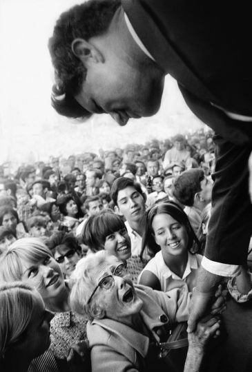Robert Kennedy Campaign, New York, 1963 © Steve Schapiro – Courtesy Fahey / Klein Gallery