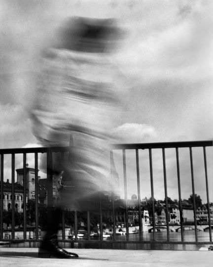 René Groebli - Passant auf Quaibrücke, Zürich, 1946 - Copyright René Groebli