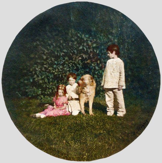 Les Enfants de l'actrice Rachel avec une fillette et un chien, Auteuil, (épreuve colorisée) © 1853 Charles Nègre courtesy Galerie Hans P. Kraus J., New York