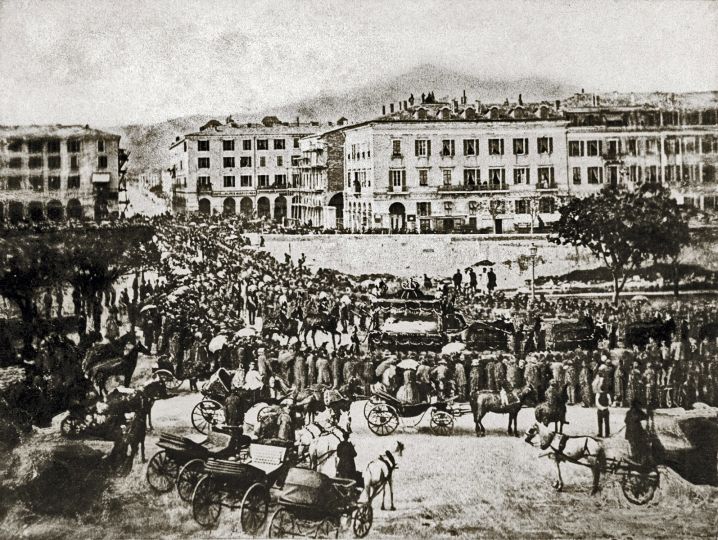 Cortège funèbre du tzarévitch Nicolas de Russie, Nice © 1865 Charles Nègre courtesy Archives Communales de Grasse (photographie retouchée pour pallier le bougé du mouvement)
