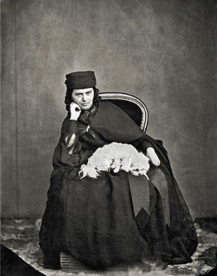 La Dame en noir au caniche blanc, Nice © vers 1865 Charles Nègre courtesy Archives communales de Grasse